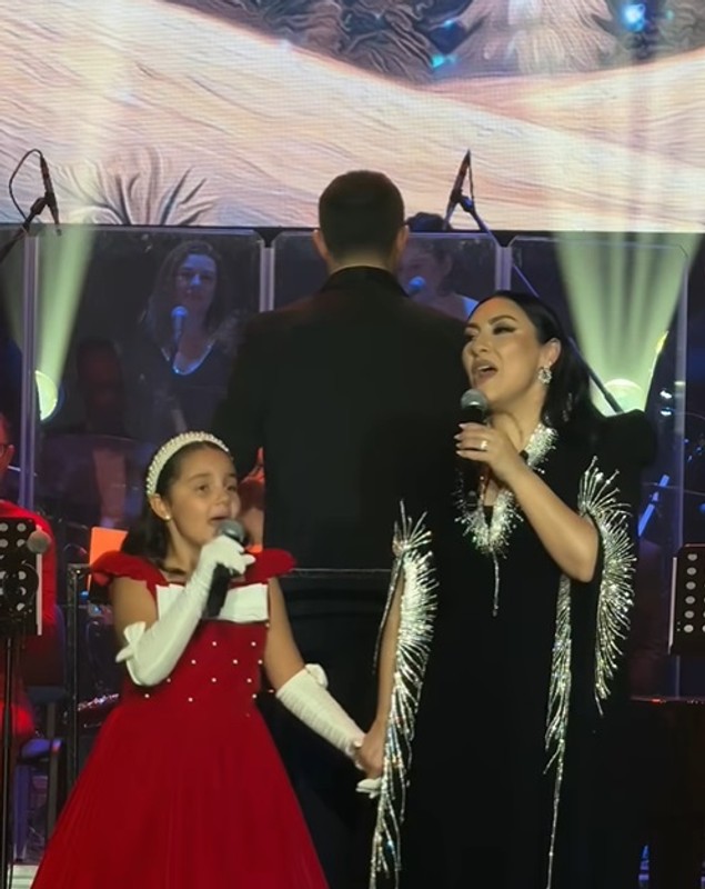 Cum a apărut Eva Măruță la concertul Andrei din Bacău. Anunțul făcut de cântăreață când fetița ei a urcat pe scenă: „Vine o parte din inima mea”