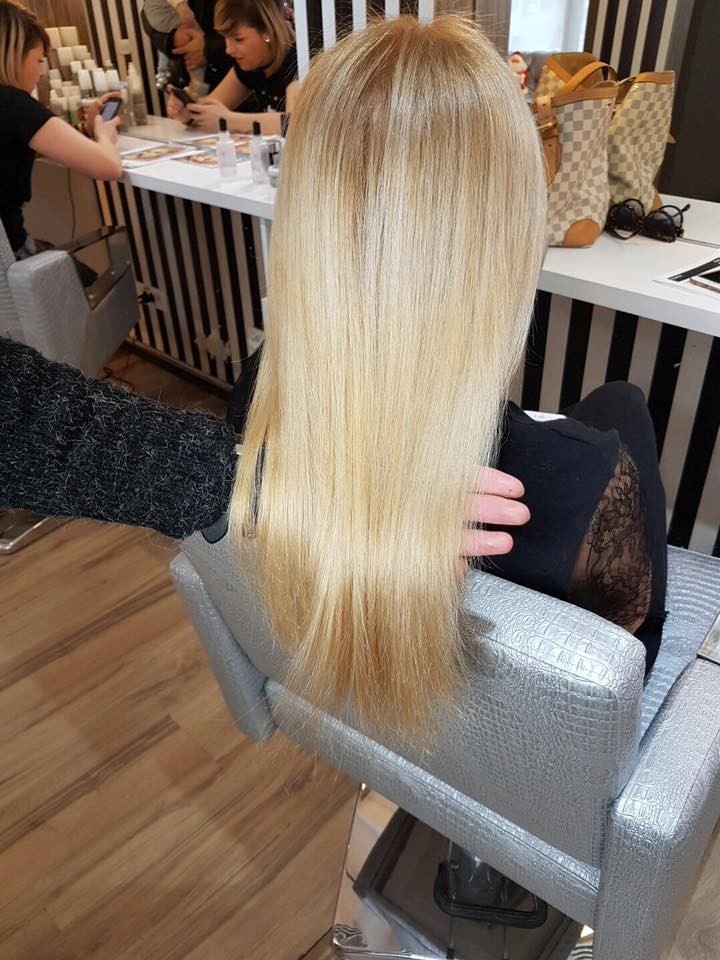 Anda Adam a mers la un salon de înfrumusețare pentru a-și schimba nuanța părului
