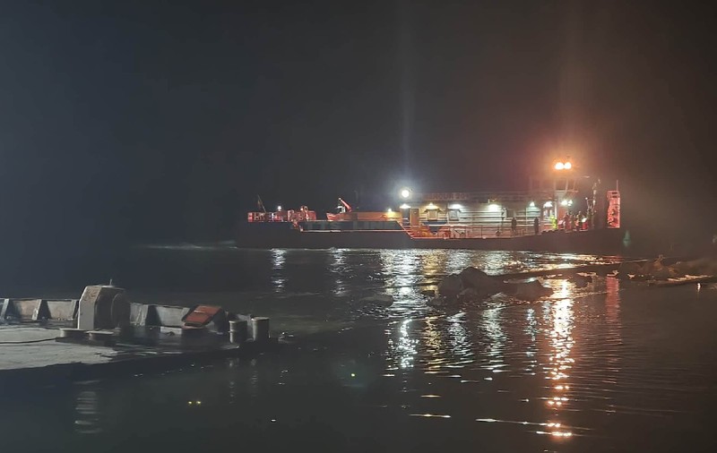Imagini noi cu scufundarea celor patru barje în Dunăre. Cine sunt căpitanii care au ajutat la operațiune