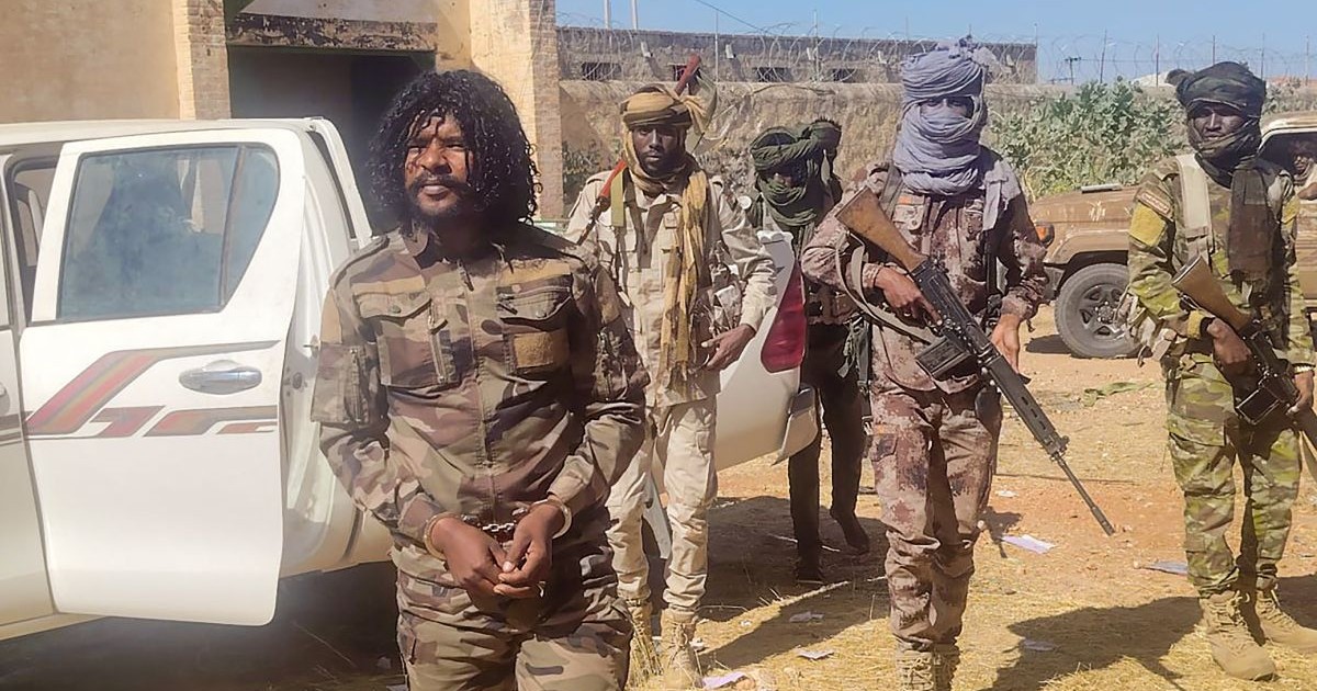 Fotografie distribuită de Forțele de Intervenție Rapidă din Sudan (RSF) pe 30 octombrie 2025 arată membri ai RSF care ar fi reținut un luptător cunoscut sub numele de Abu Lulu (stânga) în El-Fasher, în regiunea Darfur din vestul Sudanului, devastată de război.