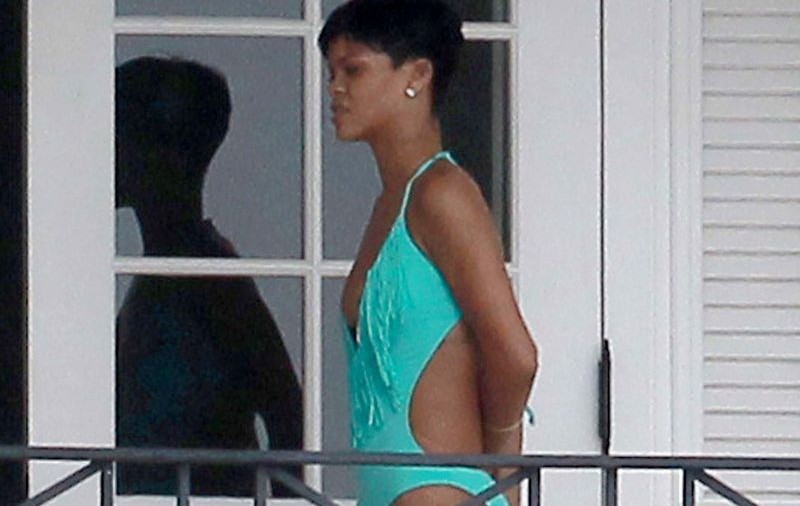 Rihanna, TRISTĂ în costum de baie. Oare cine a supărat-o? | FOTO