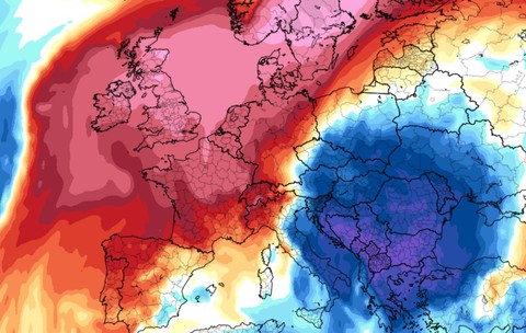 o hartă meteorologică a Europei ce indică o masă de aer rece, reprezentată în nuanțe de albastru și violet peste Europa de Est și Centrală, în contrast cu masele de aer cald reprezentate în roșu și roz în vestul continentului.