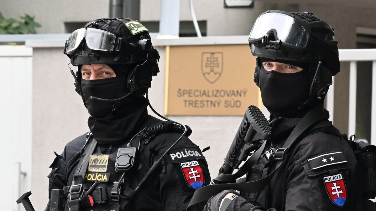 Ofițeri de poliție patrulează în fața Tribunalului Penal Specializat, unde este interogat bărbatul acuzat că l-a împușcat pe premierul Robert Fico, 18 mai 2024, Pezinok, Slovacia Foto: Profimedia