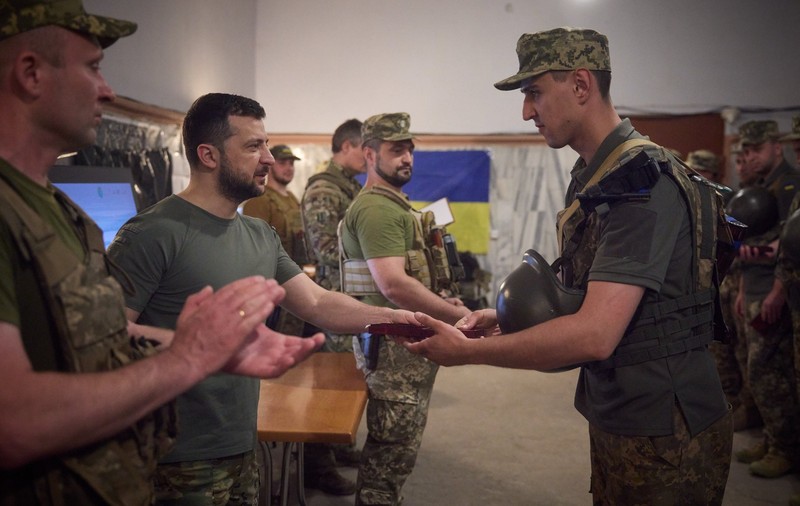 Zelenski i-a vizitat pe militarii ucraineni aflați în linia întâi a frontului din regiunea Dnipropetrovsk