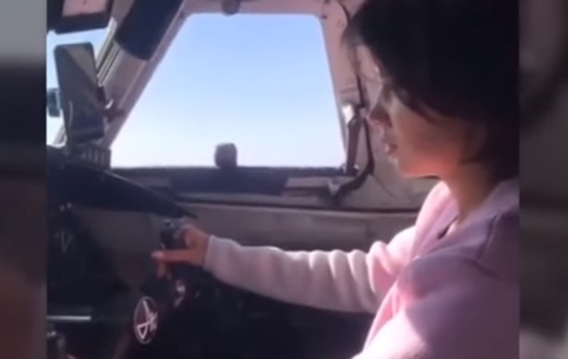 VIDEO | O tânără a pilotat un avion de pasageri deși nu avea licență! Ea a fost și filmată!
