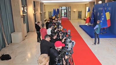 Presa aliniată în spatele cordonului, în așteptarea miniștrilor, la Palatul Victoria