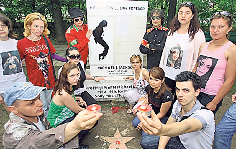 Fanii români nu l-au uitat pe cântăreţ - Se strâng pe Aleea Michael Jackson