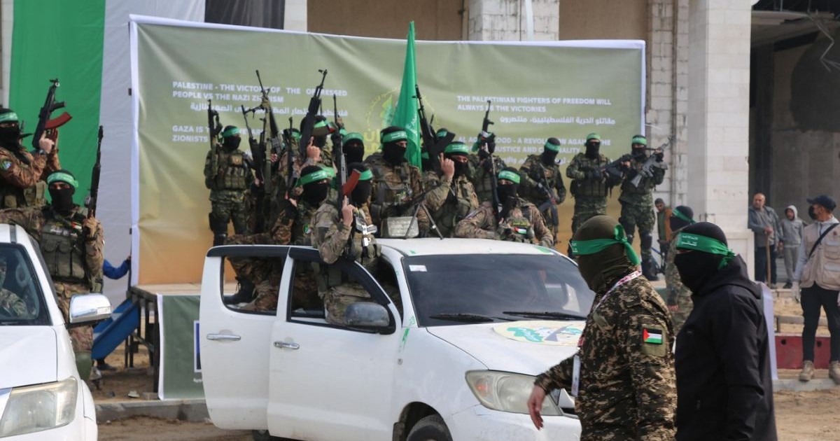 Membri ai Brigăzilor Al-Qassam și ai Brigăzilor Al-Quds sunt desfășurați în Piața Palestinei din orașul Gaza pentru eliberarea prizonierilor