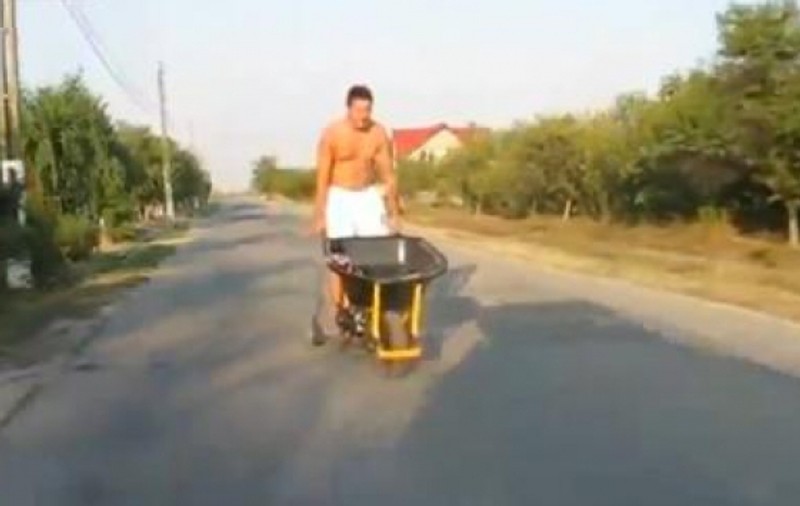 Ideea trăsnită a unui român! Roaba cu motor face senzație pe internet | VIDEO