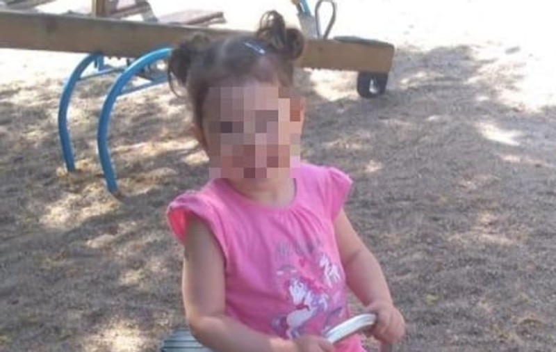 Părinții care și-au lăsat fetița să moară după ce au opărit-o, condamnați la peste 20 de ani de închisoare. Pedeapsa primită de bunica ei, care n-a intervenit