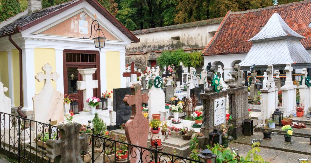 Cruci și morminte intr-un cimitir din Brasov