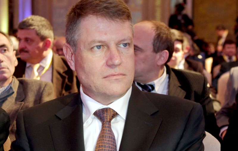 Iohannis, LOVITURĂ SUB CENTURĂ la Ponta: "Guvernul Ponta A BĂGAT CĂRUŢA ÎN GLOD şi noi trebuie să o scoatem"