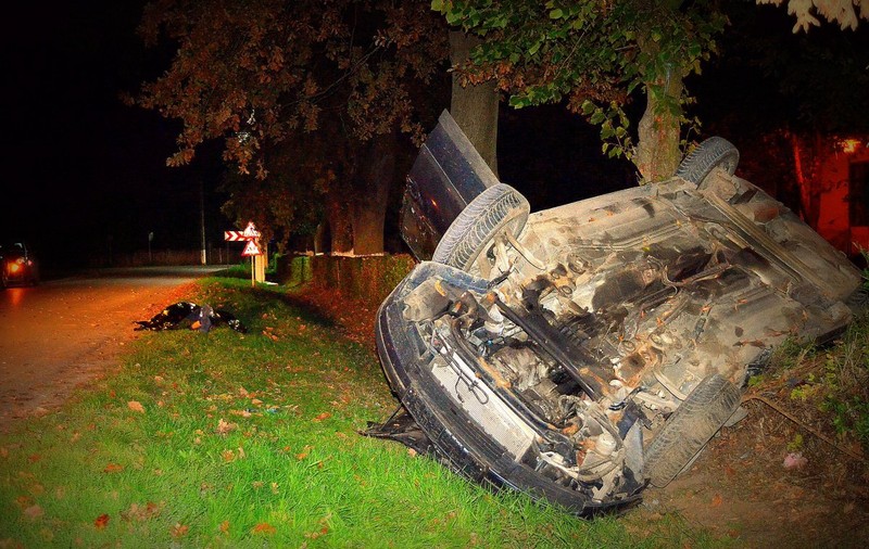 Un mort și doi răniți în urma unui accident în Arad. Supraviețuitorii au reușit să iasă din mașina răsturnată