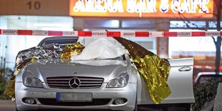 Mercedes-ul în care a fost ucis Vili, imediat după asasinat. Foto: Bild