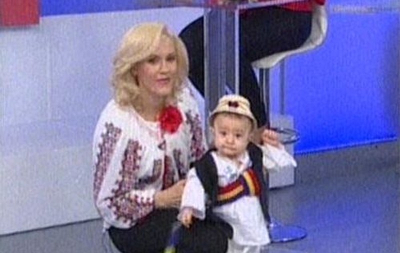 Uite ce simpatic este băiețelul Gabrielei Vrânceanu Firea în costum popular | FOTO