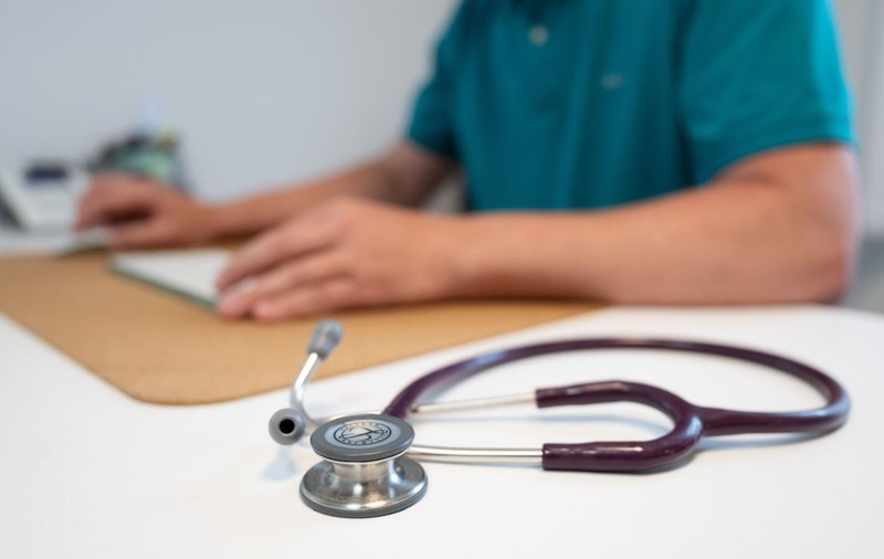 România nu are doctori la sate: 1.473 de medici de familie ar acoperi „gaura” din sistemul sanitar rural, unde a crescut mortalitatea infantilă