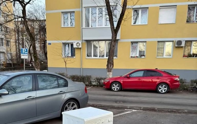 Un bărbat din București a blocat un loc de parcare cu o mașină de spălat: „Fiecare parchează ce are"