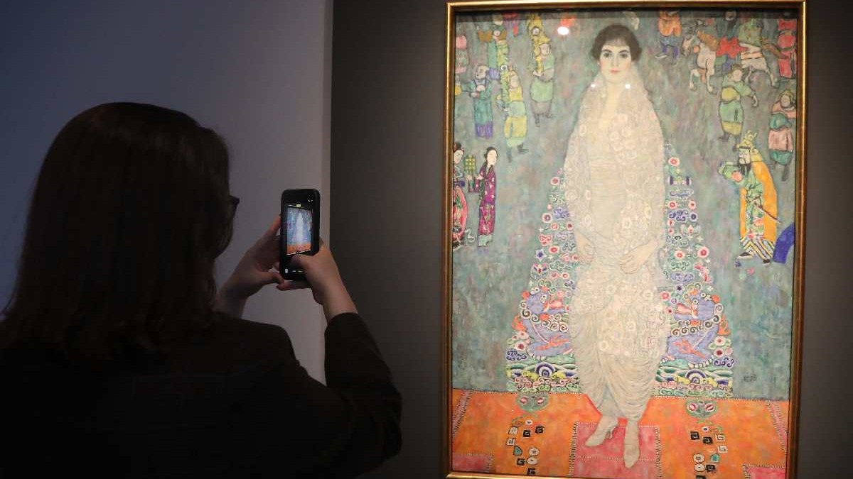 O persoană fotografiază portretul Elisabetei Lederer” al lui Gustav Klimt