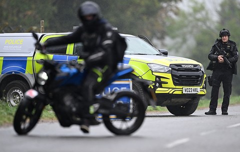 Forțe de ordine mobilizate la baza aeriană Fairford Sursa foto: Getty Images