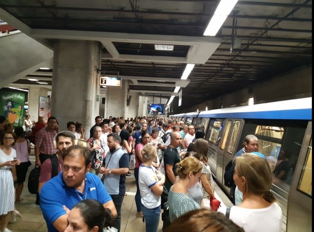 Călători panicați, pe peronul stației de metrou Piața Unirii 2
