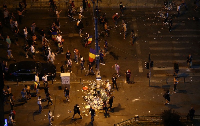 Mesajul emoționant al unei tinere, pentru tatăl ei rănit grav în timpul violențelor din Piața Victoriei. Imaginea care a stârnit revoltă