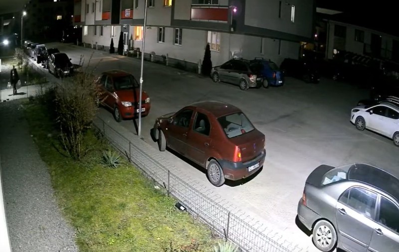 O femeie din Cluj, filmată în timp ce abandonează o plasă cu gunoi în fața unui bloc, a stârnit furia oamenilor pe rețelele de socializare