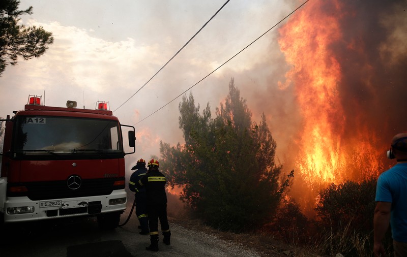 Drama pompierului grec care şi-a pierdut bebeluşul de 6 luni în incendiu. A murit şi soţia lui, din cauza rănilor suferite