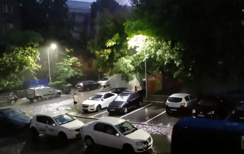 Gardul unei biserici din București, avariat în urma furtunii de marți seară