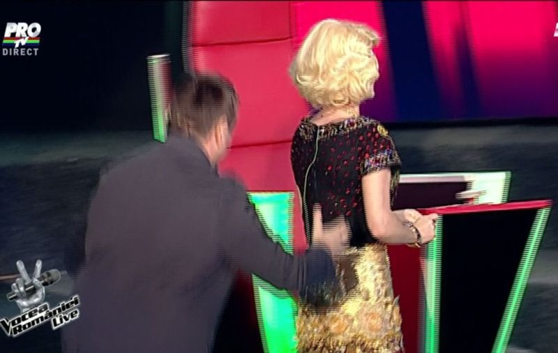 VOCEA ROMÂNIEI. APARIŢIE NEAŞTEPTATĂ LA "VOCEA ROMÂNIEI"! UITE CU CINE A APĂRUT LOREDANA PE SCENĂ!