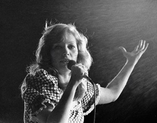 Alla Pugaciova, pe scenă, în 1976 | Foto: Hepta