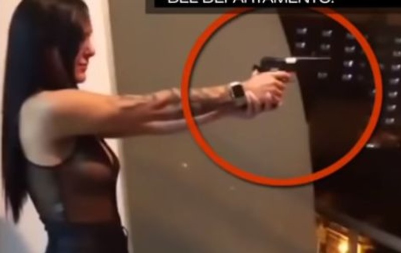 A ajuns pe mâna poliției după ce a tras cu arma din balcon. Riscă patru ani de închisoare | VIDEO