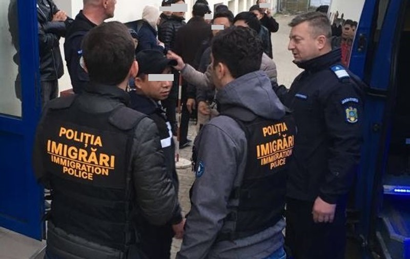 Polițiștii de la ”Imigrări” au expulzat, sub escortă, 14 vietnamezi. Toți intraseră ilegal în România