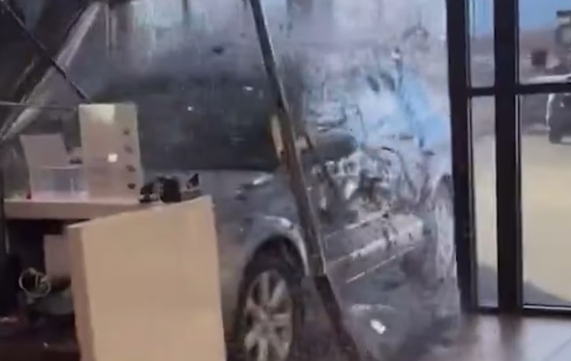 Un american revoltat că nu poate returna mașina a intrat showroom, cu viteză, și a avariat alt automobil | VIDEO