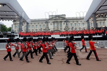 Gărzile londoneze au defilat în fața Palatului Buckingham în ultima zi a Jubileului de Platină | Foto: Profimedia