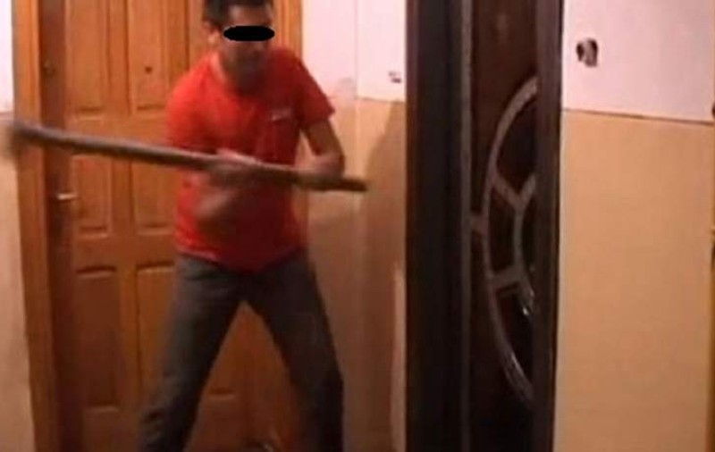 Un tânăr din Sibiu, înarmat cu un baros, s-a apucat să distrugă blocul în care locuiește. Vecinii s-a ascuns de scandalagiu