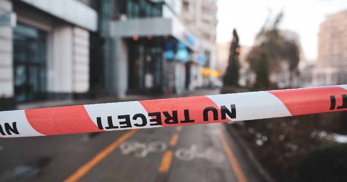 Imaginea arată o bandă de plastic a Poliției Române, cu susul în jos, pe care scrie Nu treceți