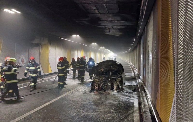 O mașină a luat foc în Pasajul Unirii. Toți oamenii au fost evacuați. VIDEO