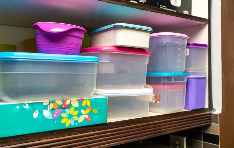 Cum scoți mirosul neplăcut din recipientele de plastic
