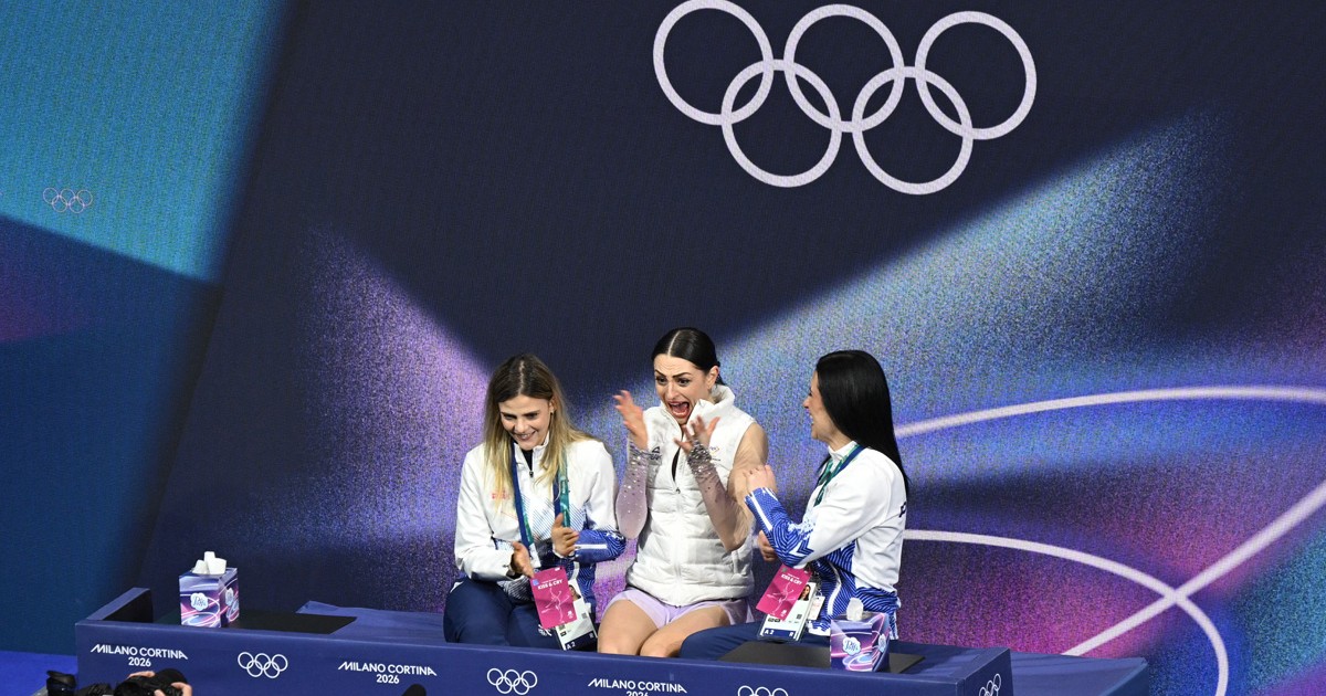 Julia Sauter, patinatoare care reprezintă România la Jocurile Olimpice de Ianră de la Milano se bucură la aflarea rezulatului preliminar.
