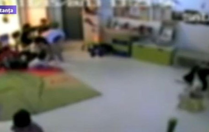 Să-i mai DUCI la GRĂDINIŢĂ? DOUĂ ÎNGRIJITOARE din CONSTANŢA au BĂTUT COPIII şi le-au DAT SĂ BEA! | VIDEO