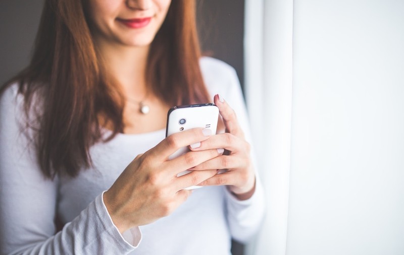 Bărbații nu rezistă mai mult de un minut... la folosirea telefonului