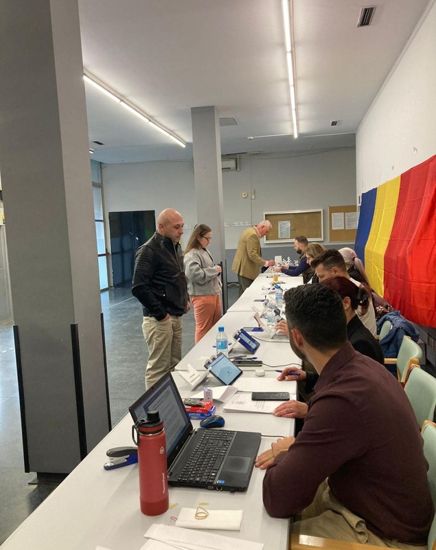 Imagini cu românii care au votat în diaspora la alegerile prezidențiale. Cel mai vârstnic alegător are 100 de ani
