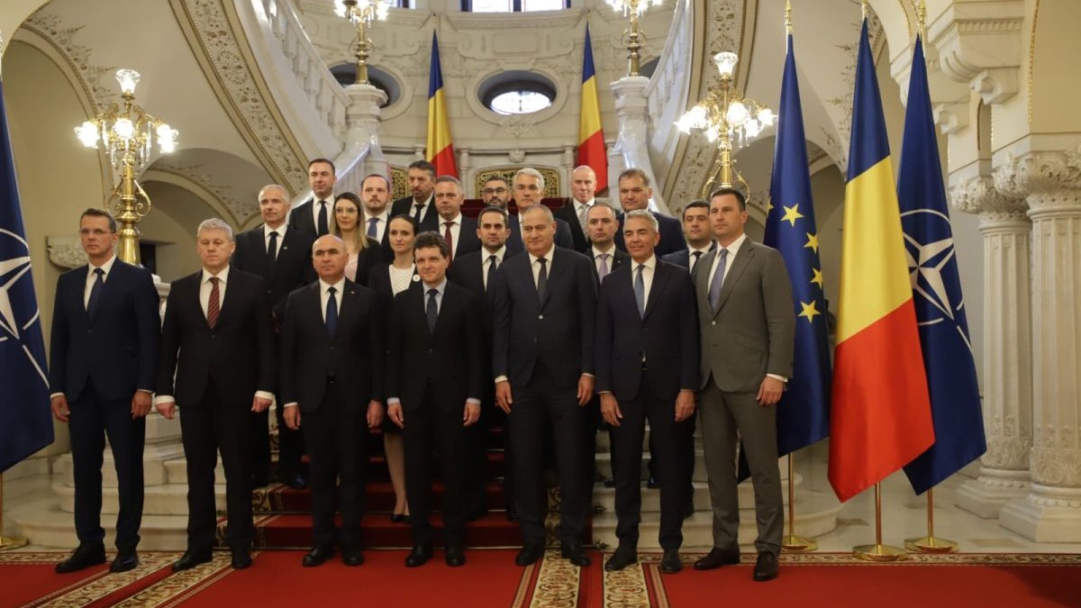 Membrii guvernului Stolojan la fotografia de grup alături de președintele Nicușor Dan pe treptele de la Palatul Cotroceni, iunie 2025