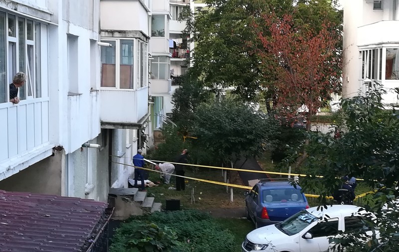 Un bărbat a căzut de la etajul trei al unui bloc din Piatra Neamț, luni dimineață. Victima a murit