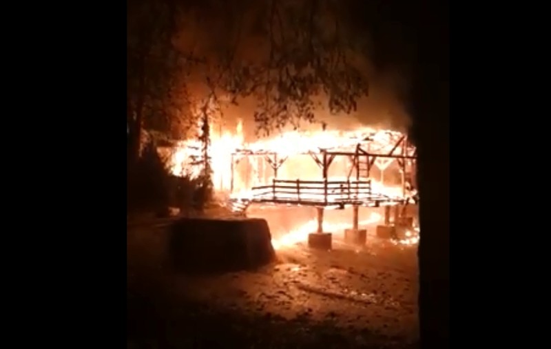 VIDEO | Incendiu masiv la un complex de agrement din Târgu Mureș. A fost pericol de explozie, fiindcă alimentarea cu gaze n-a putut fi oprită