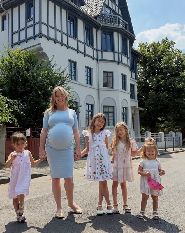 Filmarea emoționantă cu cele cinci fetițe ale Laurei Cosoi. Cum a fost prima întâlnire cu Nina și ce cadouri i-au adus la spital