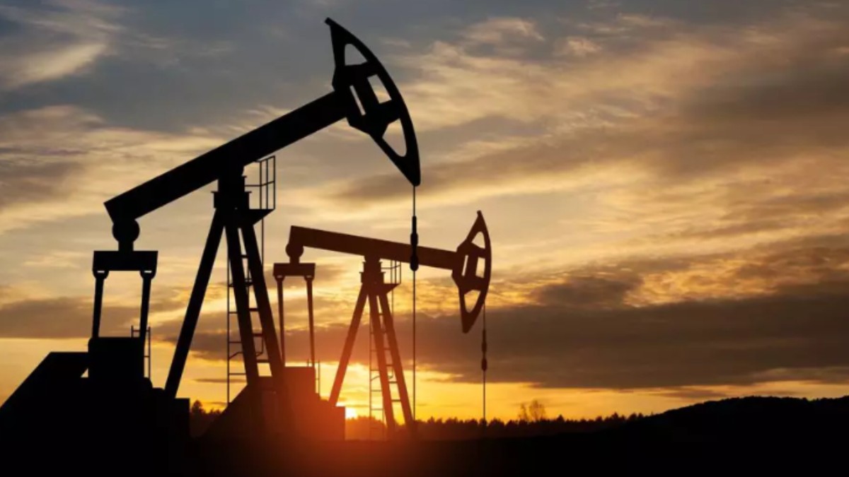Imaginea prezintă siluetele a două pompe de extracție a petrolului