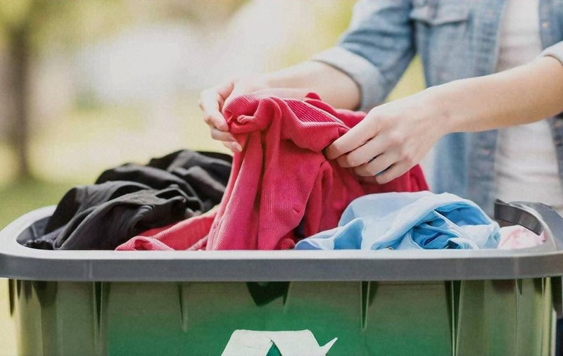 Orașul din România unde a început reciclarea hainelor vechi. Sunt opt puncte de colectare