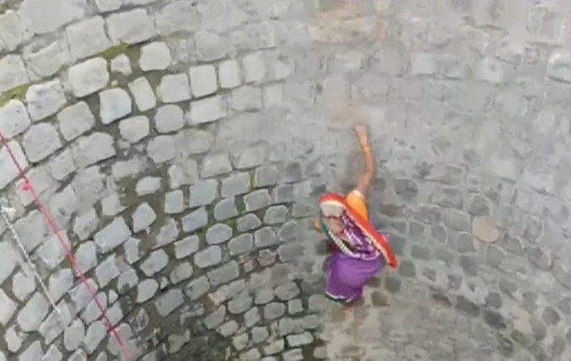 Imagini virale cu femeile din India care își riscă viața pentru apă. Coboară cu mâinile goale în fântâni aproape secate