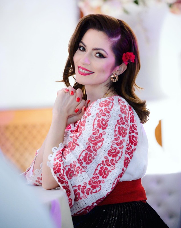 Cine e și cu ce se ocupă Raluca Diaconu. Sora lui Theo Rose are 36 de ani: „Au fost oameni care au crezut în mine, în talentul meu”